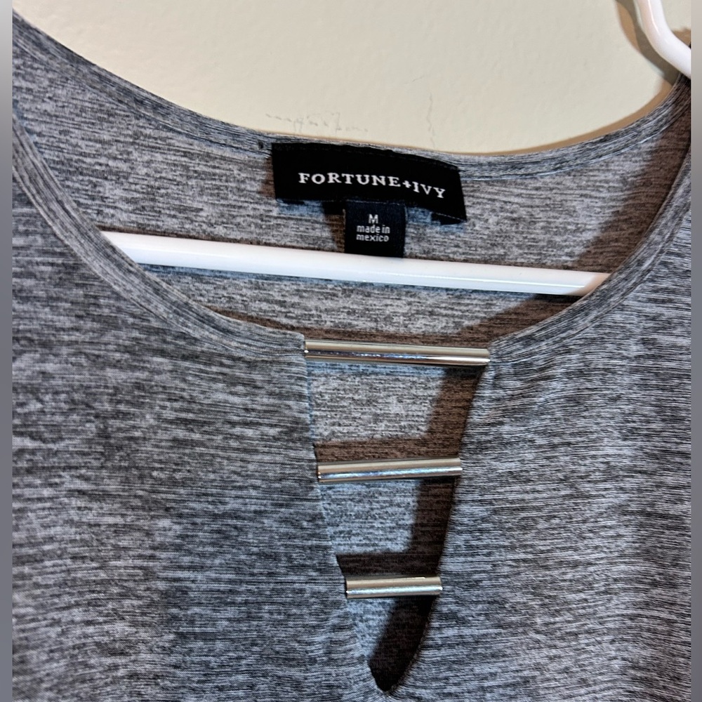 NWT Fortune + Ivy Women Gray 3/4 Sleeve Blouse Silky Flowing size medium - Picture 2 of 7